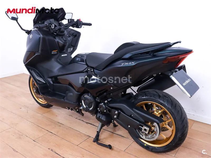 Yamaha TMAX – Vista 8