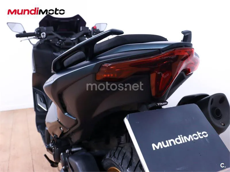 Yamaha TMAX – Vista 9
