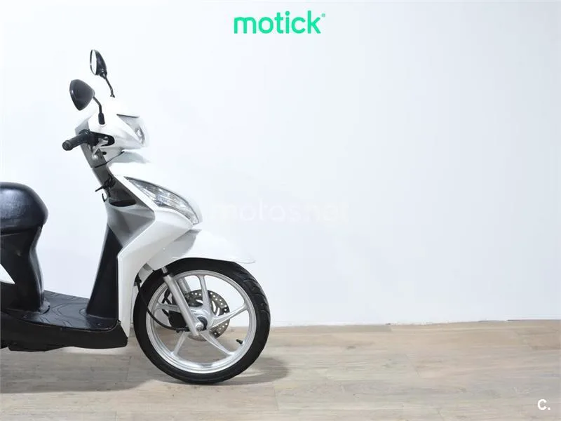 Honda Vision 110 – Vista 4