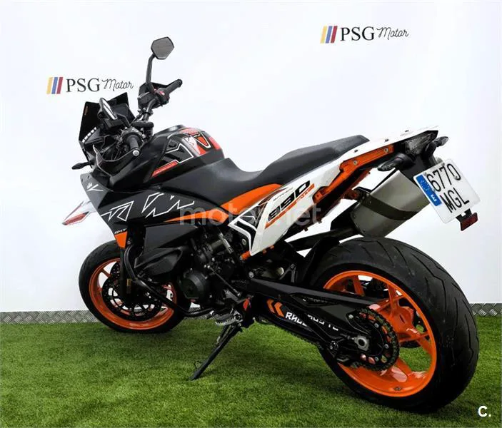 KTM 890 – Vista 7