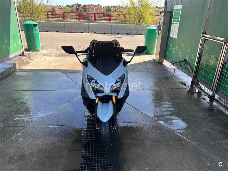 Yamaha TMAX - Vista 5