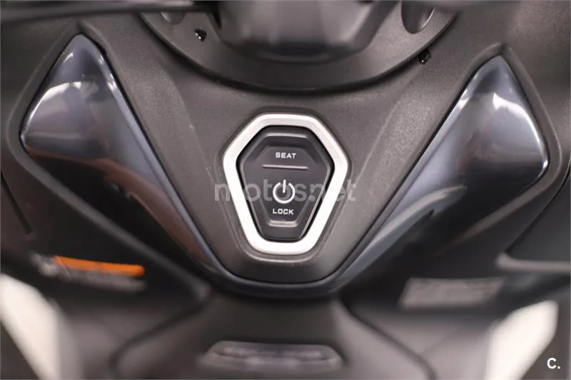 Yamaha TMAX – Vista 8