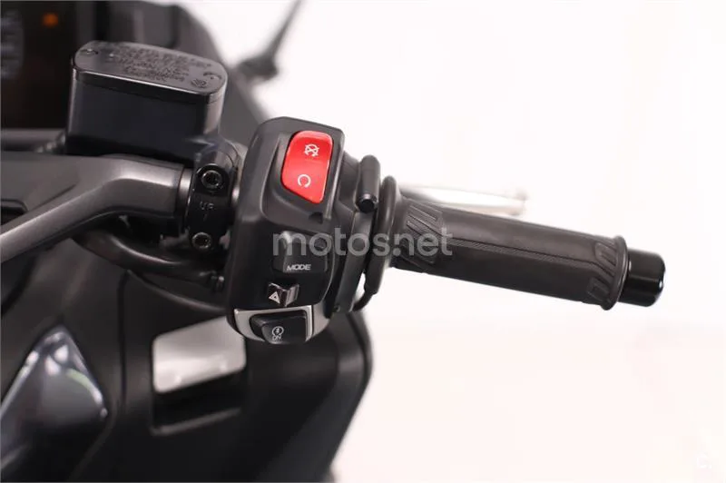 Yamaha TMAX – Vista 9