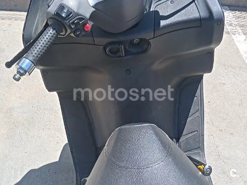 Piaggio X EVO 250 – Vista 4