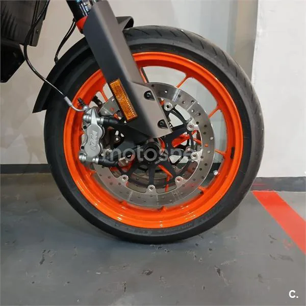 KTM 890 – Vista 12