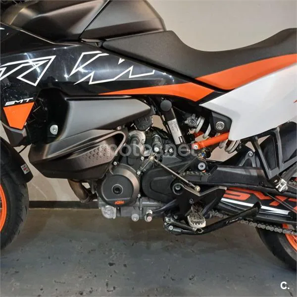 KTM 890 – Vista 14