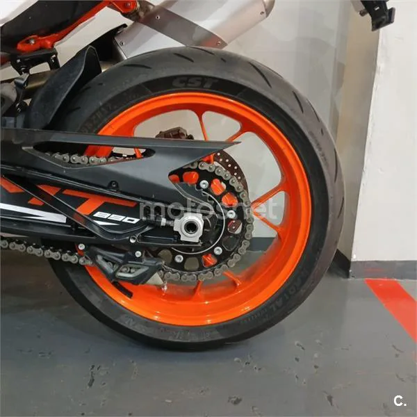 KTM 890 – Vista 15