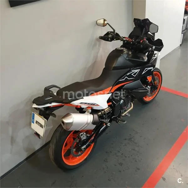 KTM 890 – Vista 16