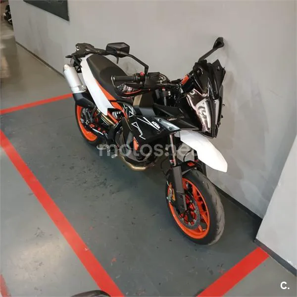 KTM 890 – Vista 17