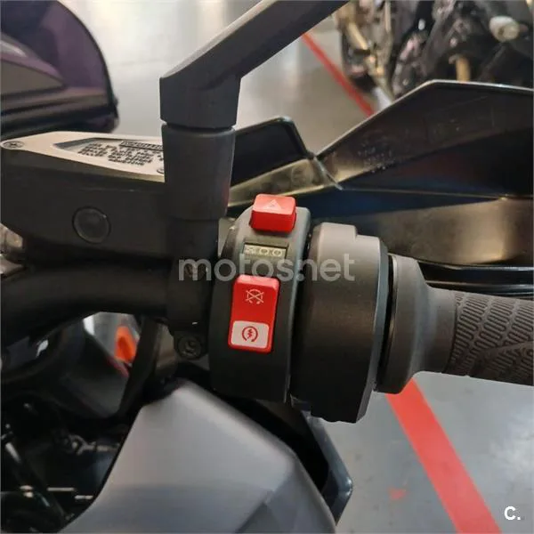 KTM 890 – Vista 9