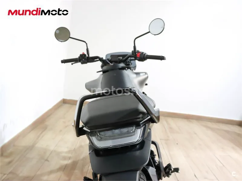 Husqvarna Svartpilen 401 – Vista 4