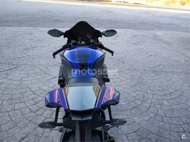 Yamaha R1 – Vista 12