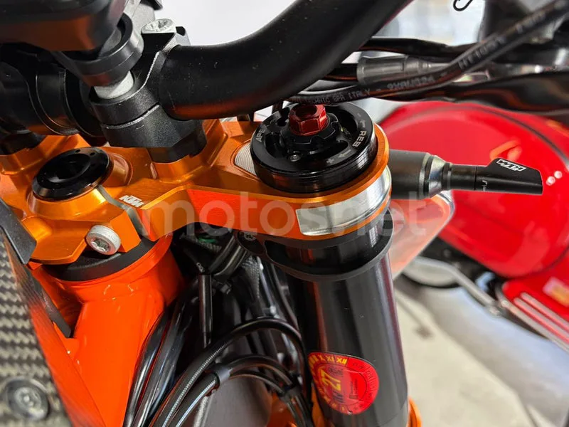 KTM 1290 Super Duke R – Vista 8