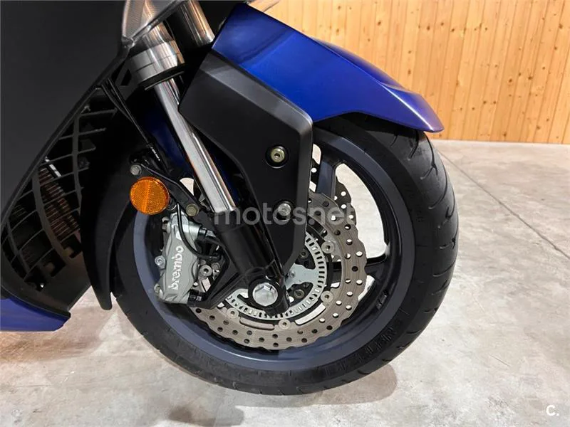 Kymco AK 550 – Vista 37