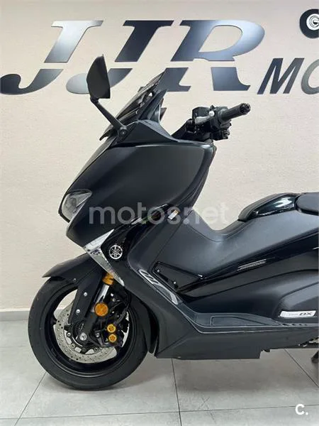 Yamaha TMAX – Vista 16