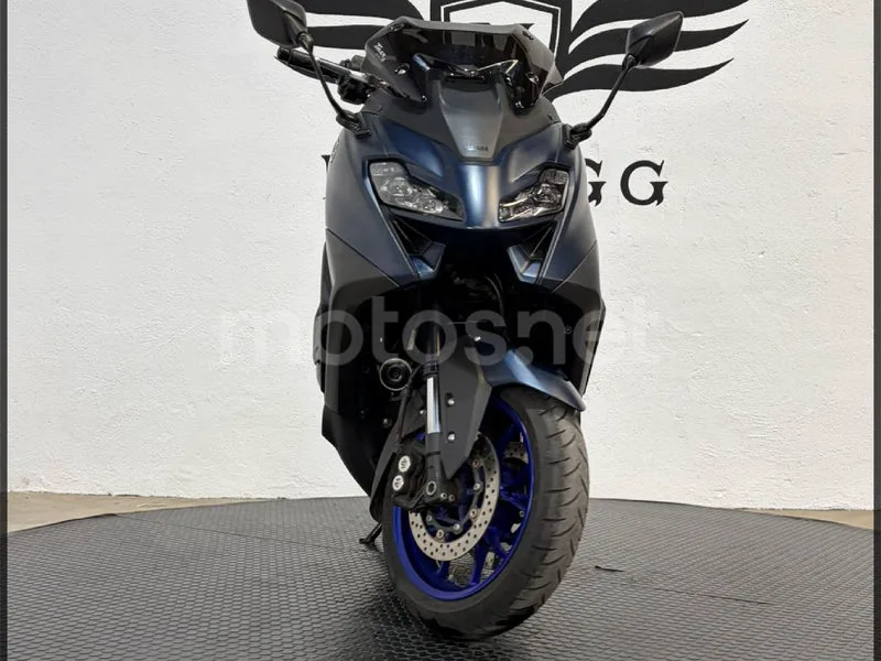 Yamaha TMAX – Vista 4