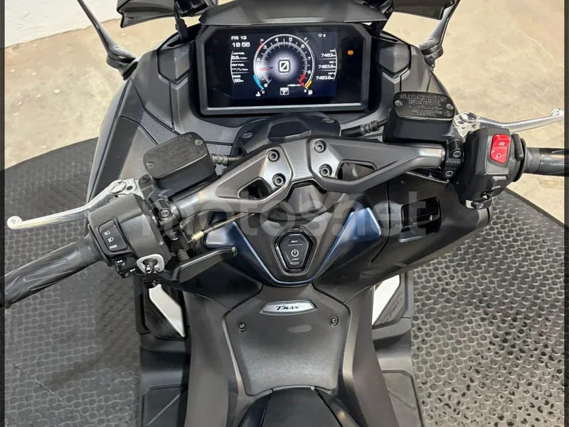 Yamaha TMAX – Vista 9