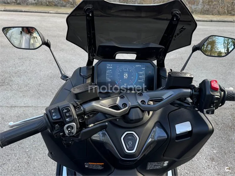Yamaha TMAX – Vista 4