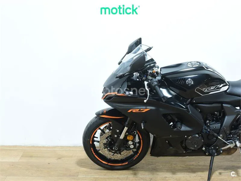 Yamaha R7 – Vista 8
