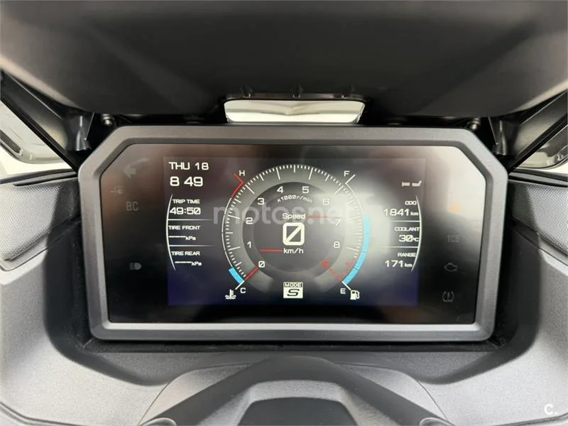 Yamaha TMAX – Vista 8