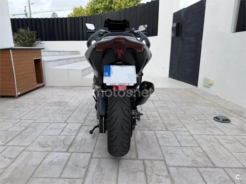 Yamaha TMAX – Vista 9