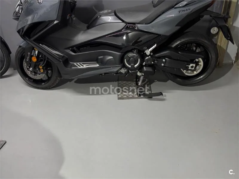 Yamaha TMAX - Vista 13