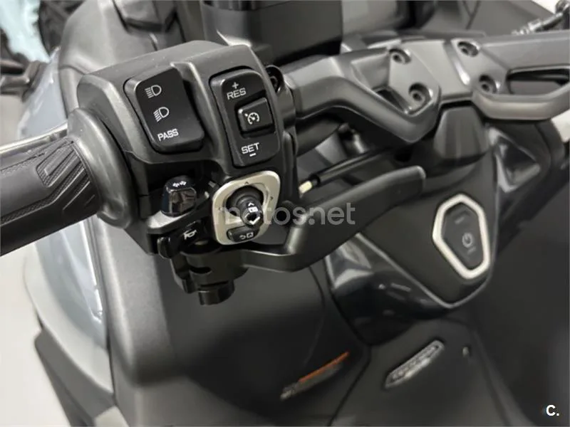 Yamaha TMAX - Vista 15