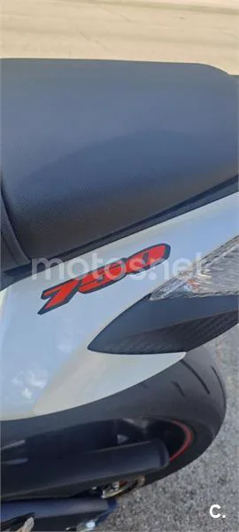 Suzuki GSX-R750 – Vista 13