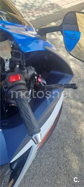 Suzuki GSX-R750 – Vista 14