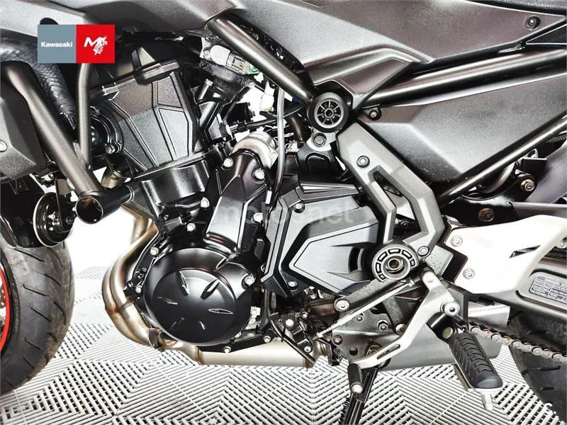 Kawasaki Z650 - Vista 22