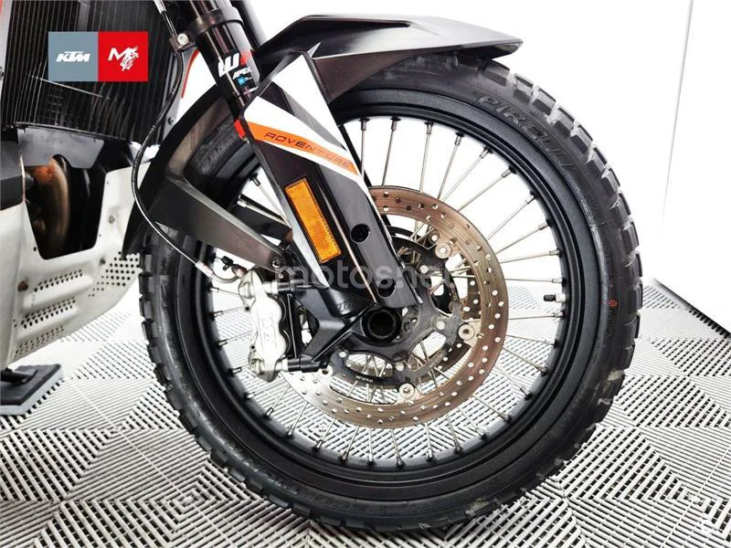 KTM 890 – Vista 12