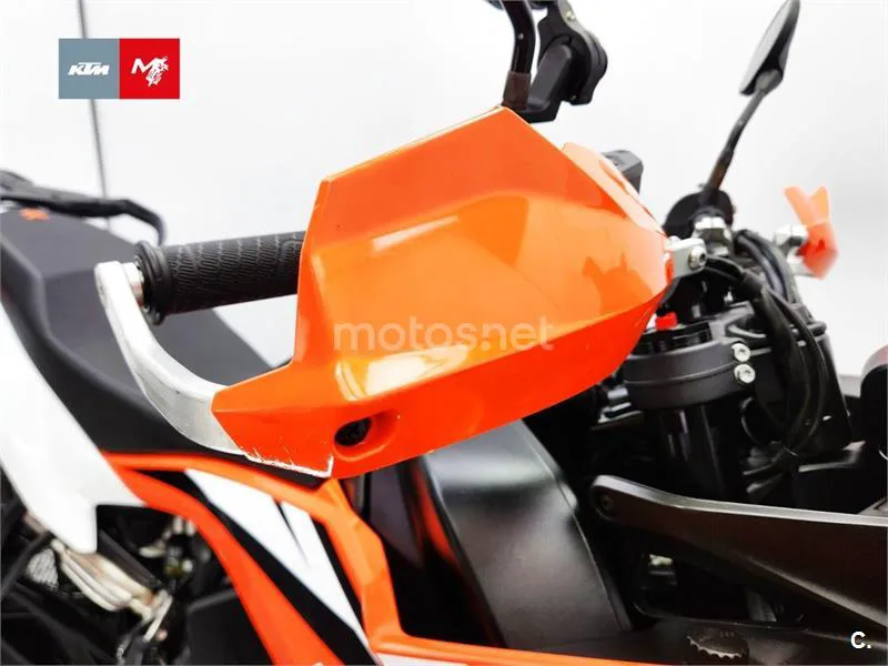 KTM 890 – Vista 15