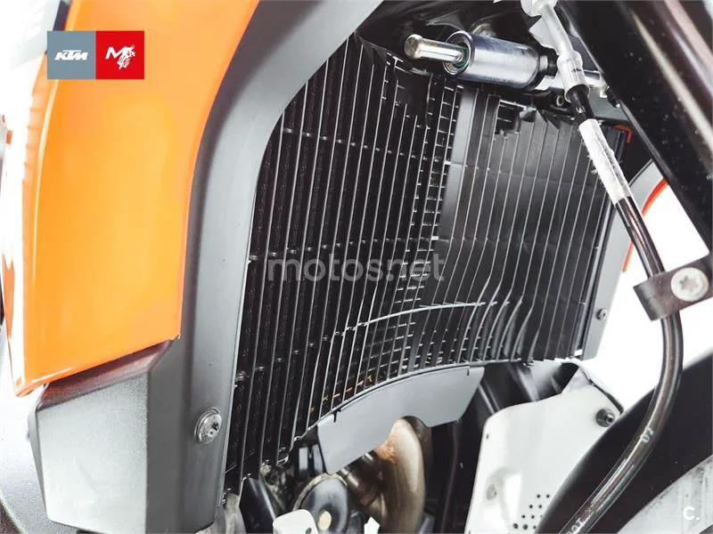 KTM 890 – Vista 16