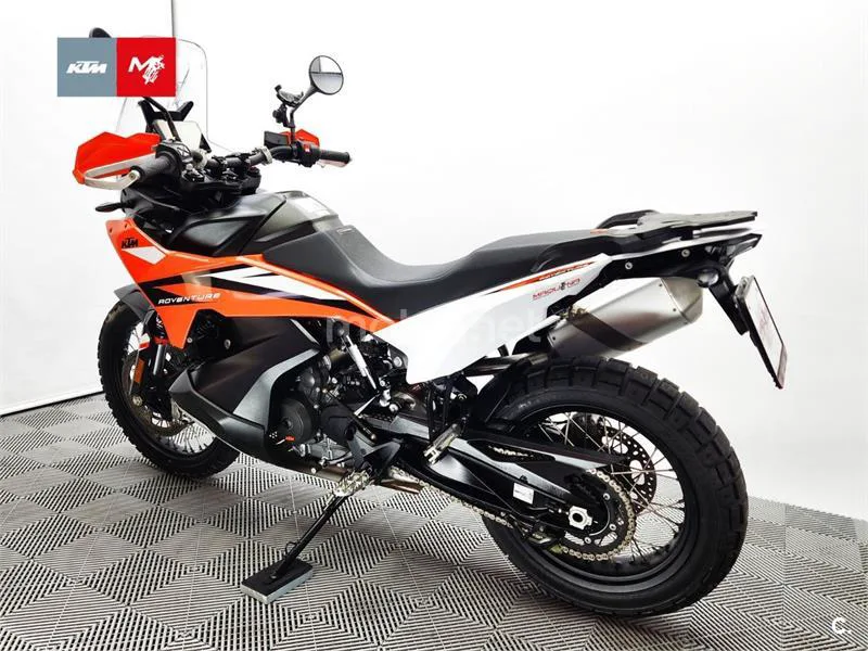 KTM 890 – Vista 20