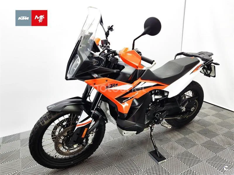 KTM 890 – Vista 21