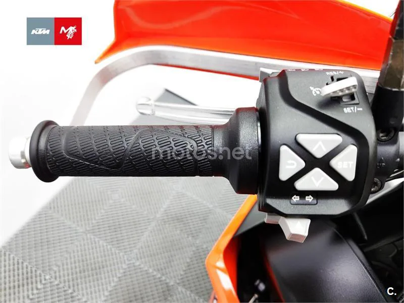 KTM 890 – Vista 10