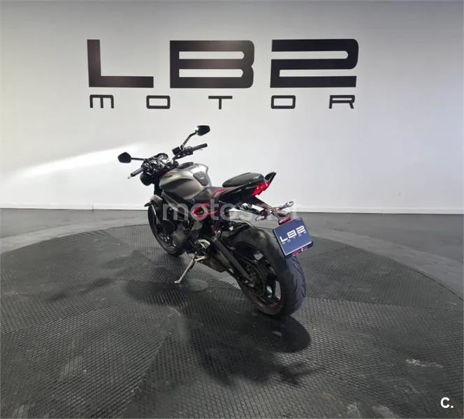 Triumph Street Triple - Vista 8