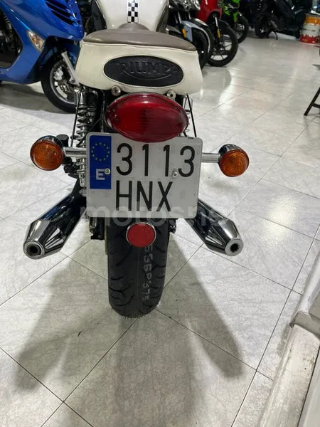 Triumph Thruxton - Vista 16