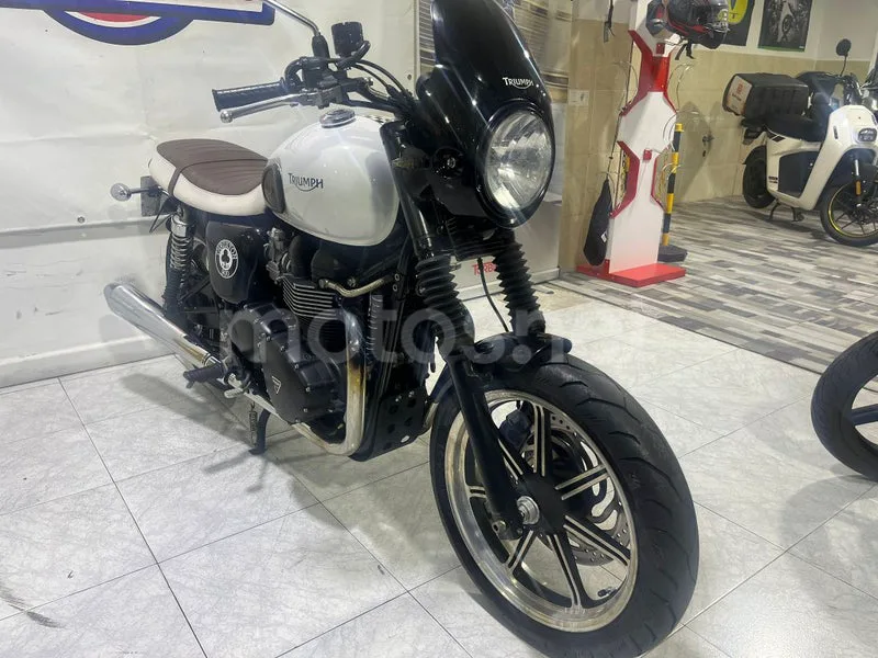 Triumph Thruxton - Vista 21