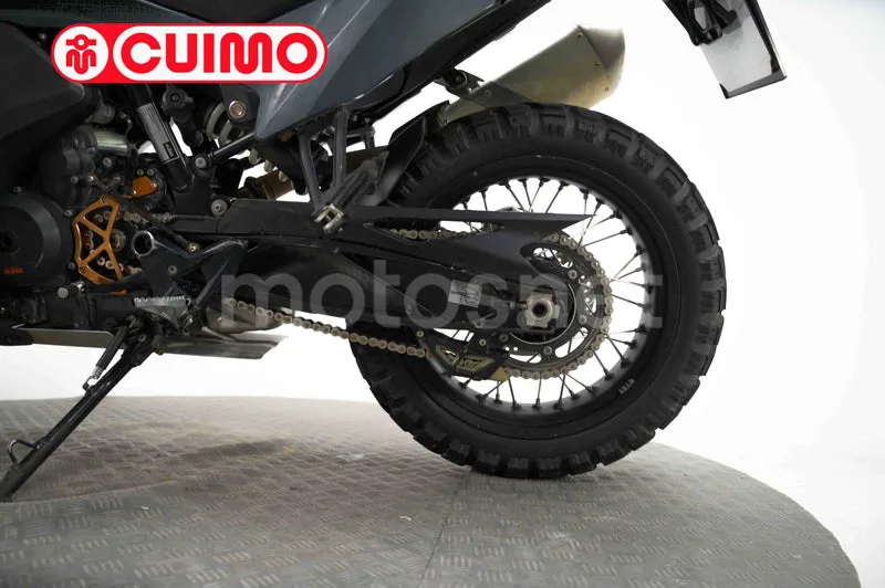 KTM 890 – Vista 24