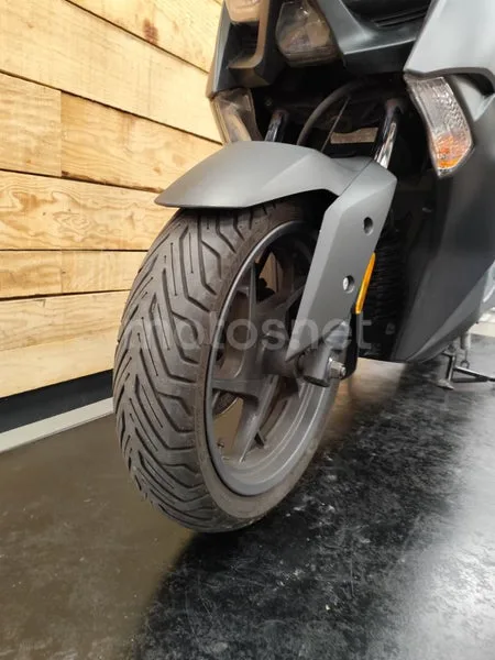 Yamaha XMAX 300 - Vista 11