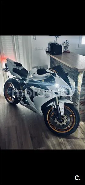 Yamaha YZF-R1 - Vista 3