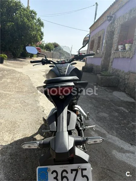Honda CB125R - Vista 4