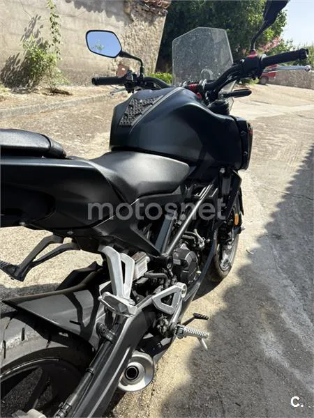 Honda CB125R - Vista 5