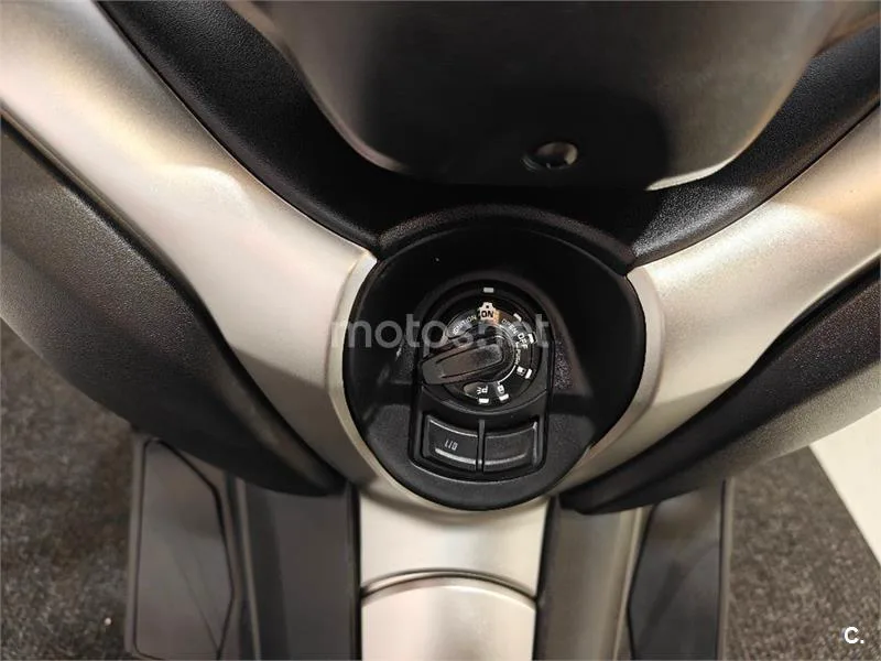 Yamaha XMAX 300 - Vista 9