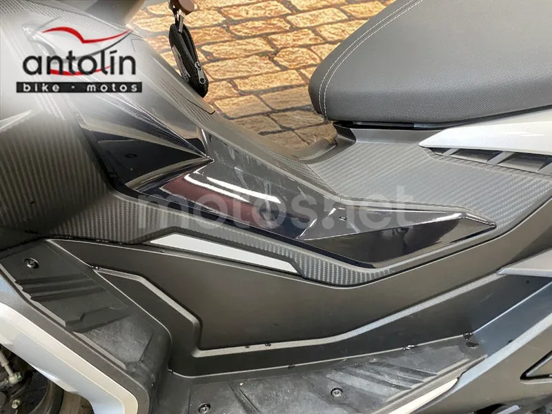 Aprilia SR GT 125 - Vista 15
