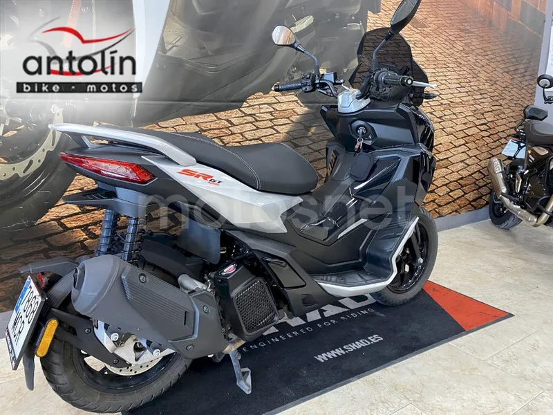 Aprilia SR GT 125 - Vista 21