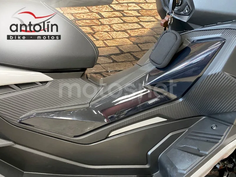 Aprilia SR GT 125 - Vista 25