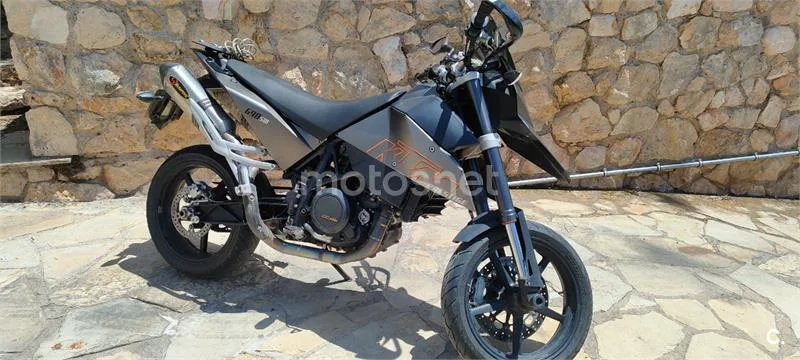KTM 690 SMC R – Vista 7
