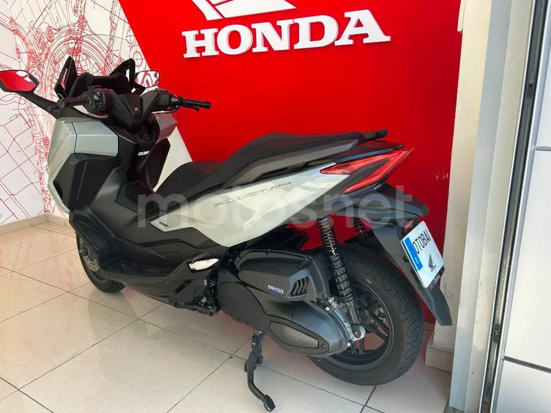 Honda Forza 350 - Vista 3